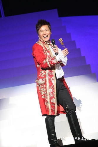 张信哲红馆开演唱会 深情演绎哲式情歌