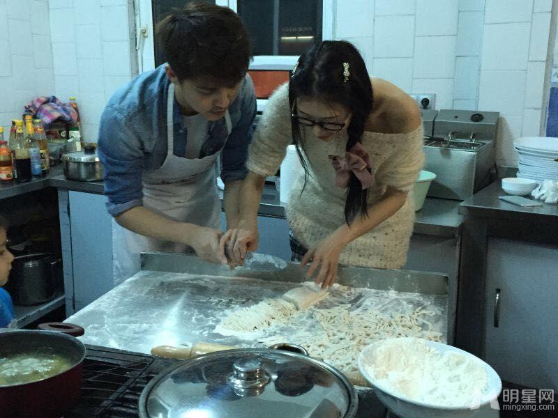 马天宇贴身照顾林志玲 甜蜜做饭举止亲密