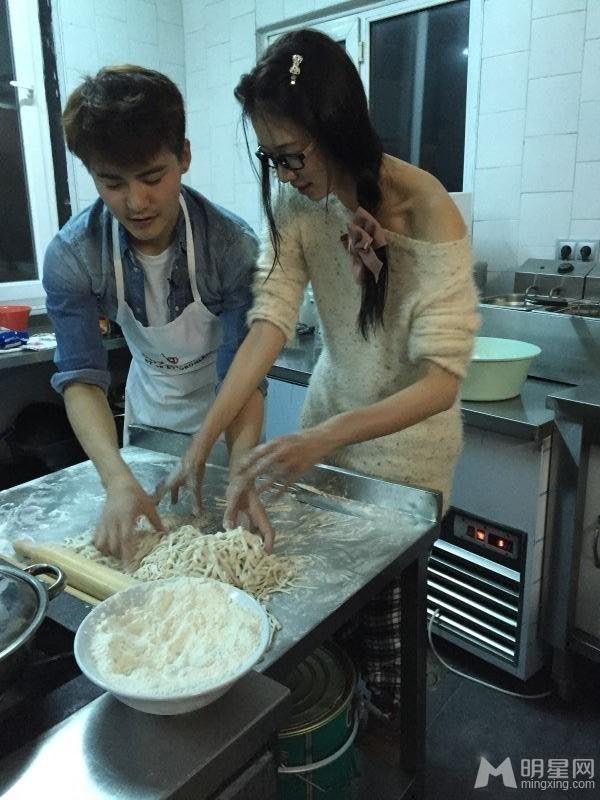 马天宇贴身照顾林志玲 甜蜜做饭举止亲密