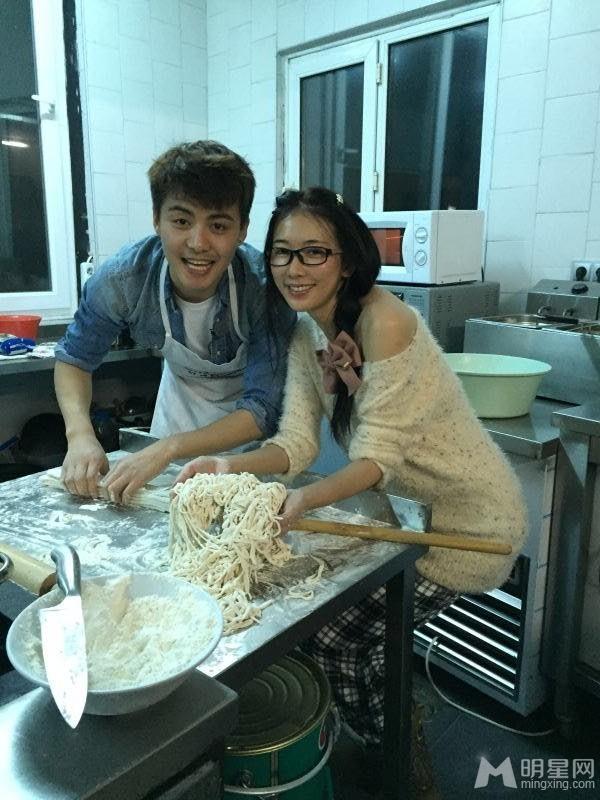 马天宇贴身照顾林志玲 甜蜜做饭举止亲密