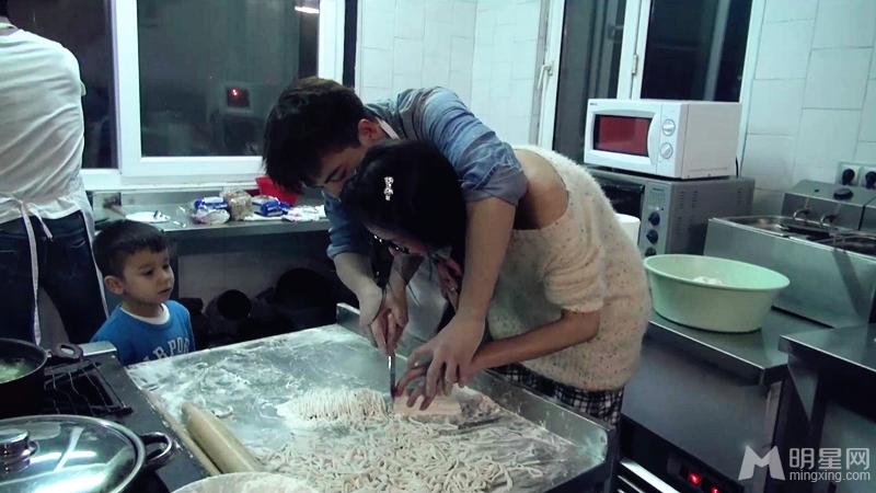 马天宇贴身照顾林志玲 甜蜜做饭举止亲密