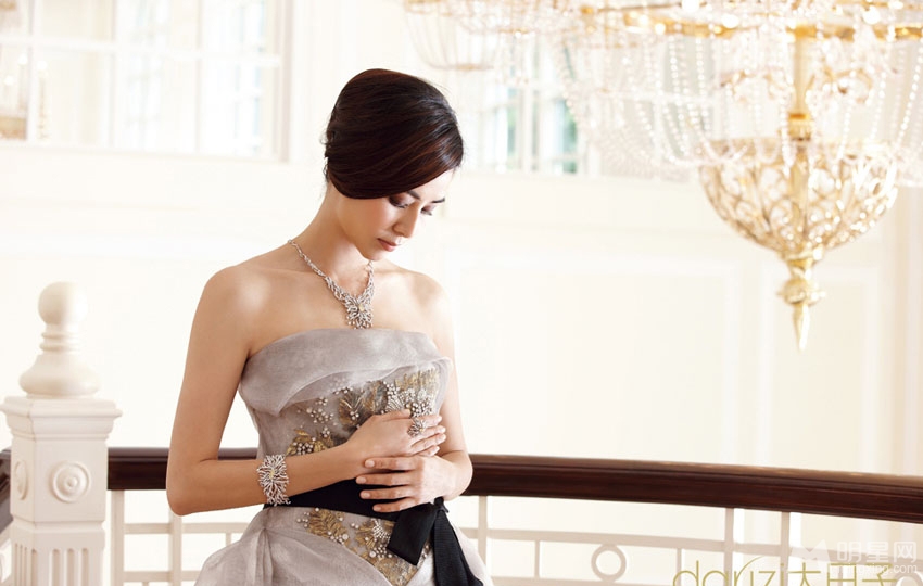 蒙嘉慧拍优雅婚纱写真 为与郑伊健结婚预热