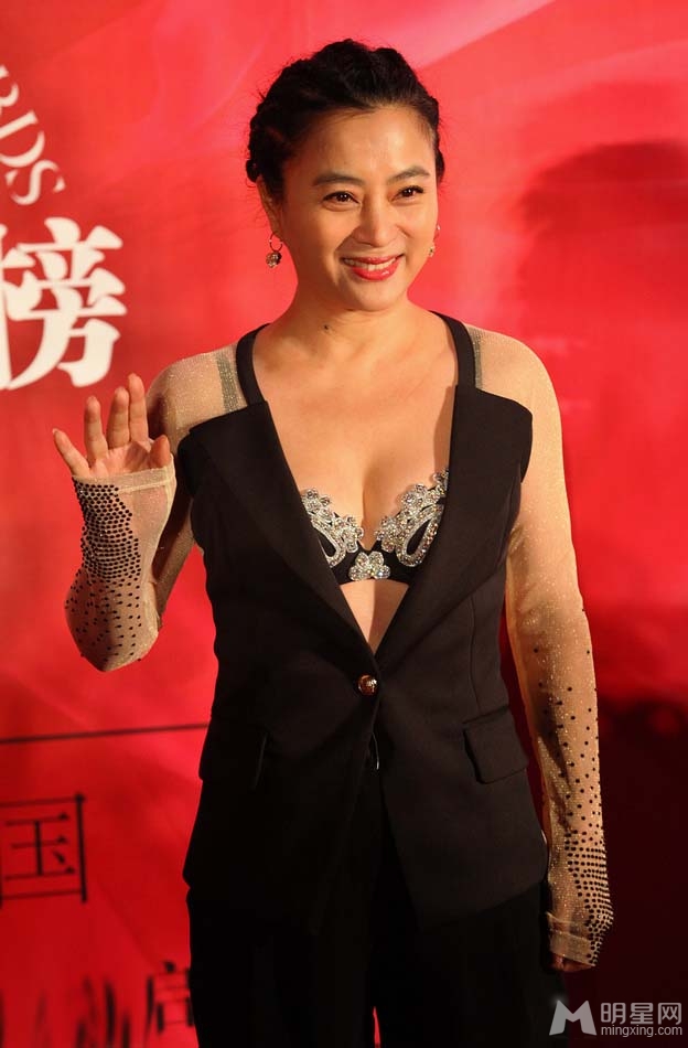 车晓甘薇等众女星助阵风尚志 黄奕印花华服显优雅