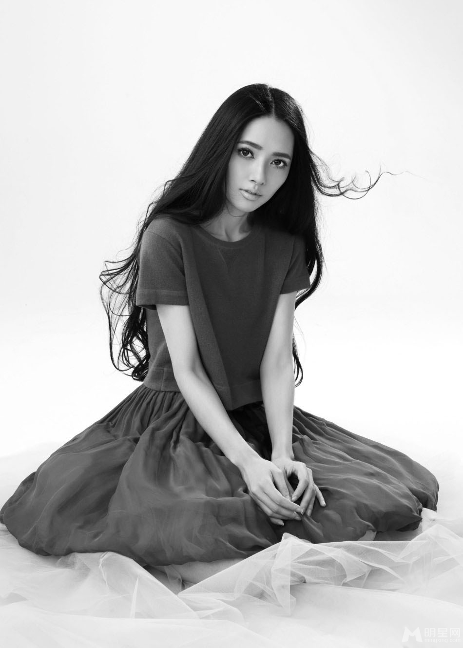郭碧婷黑白优雅大片 回眸浅笑似花中仙子