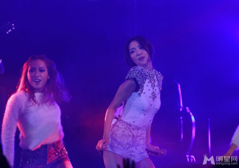 薛凯琪举行新专辑音乐会 爆乳造型现身显豪放