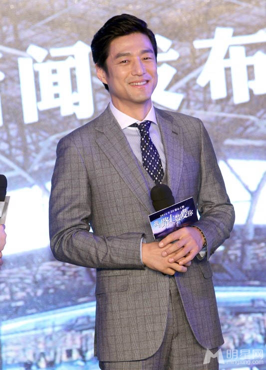 我在路上最爱你曝海报 黄圣依牵手池珍熙