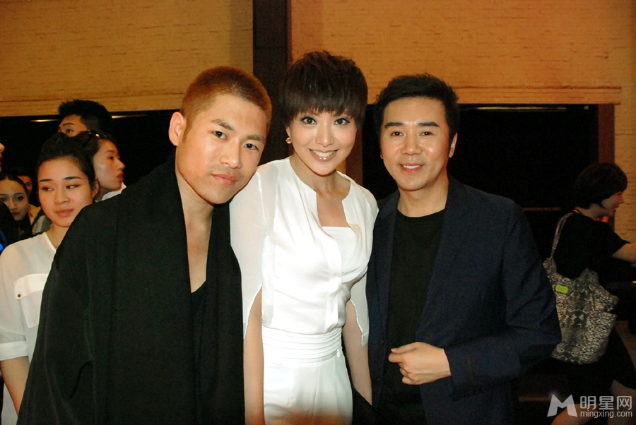 紫檀闫妮沈傲君三人同台看秀 活动现场亲密合影