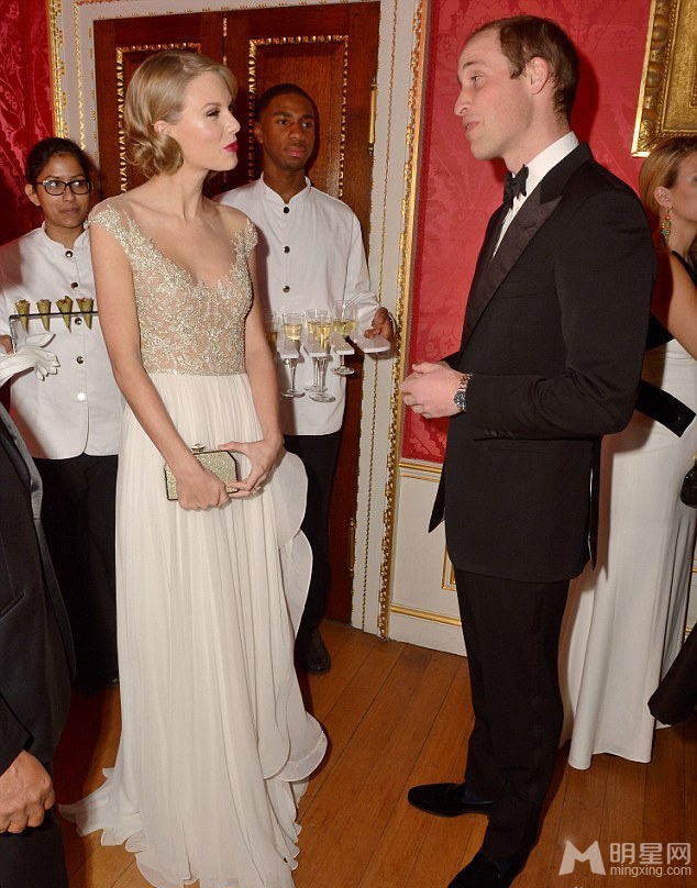 泰勒白色水钻裙优雅性感亮相 与威廉王子热聊