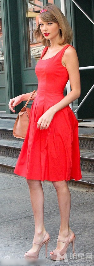泰勒·斯威夫特妖娆红裙现身纽约街头