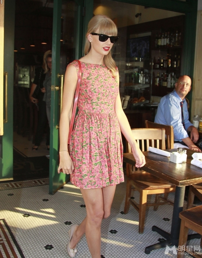 泰勒·斯威夫特露背裙装现身某餐厅 秀美背长腿