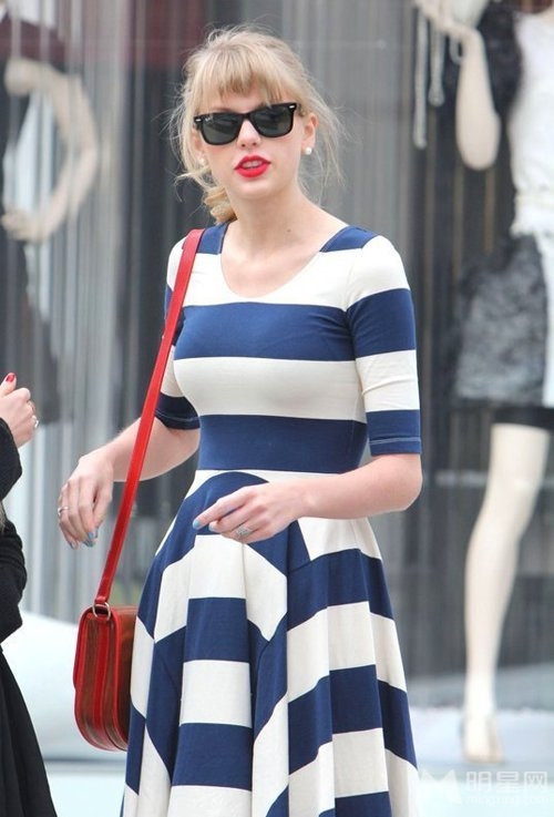 泰勒·斯威夫特蓝白条纹裙引领时尚