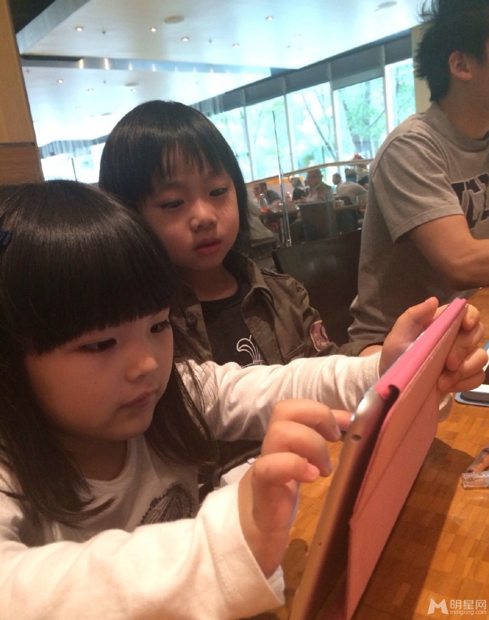 Angela与Kimi美国度假照 亲密无间