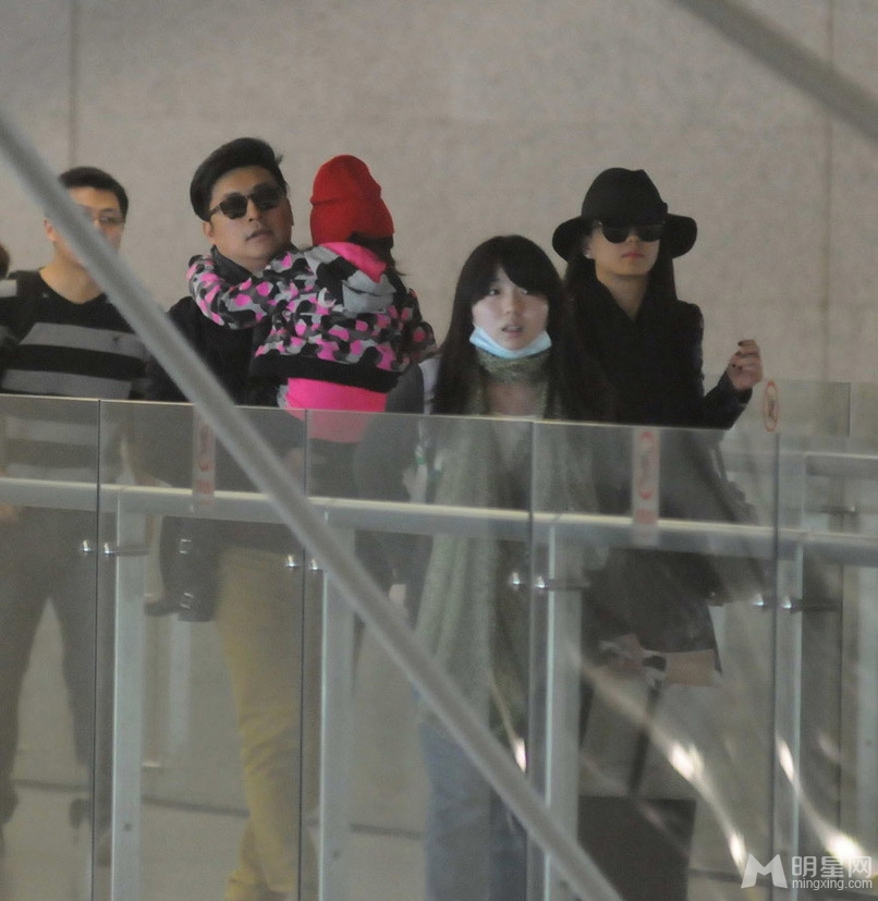 李湘全家现身机场 王岳伦抱Angela变奶爸