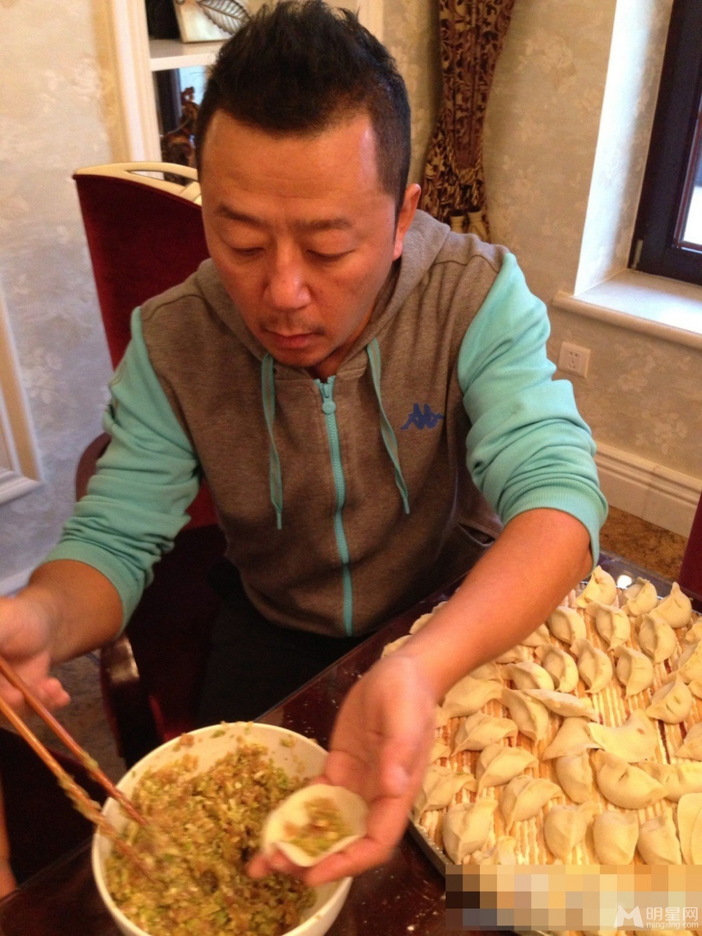 郭涛李湘两家聚会包饺子 石头王诗龄有爱互动
