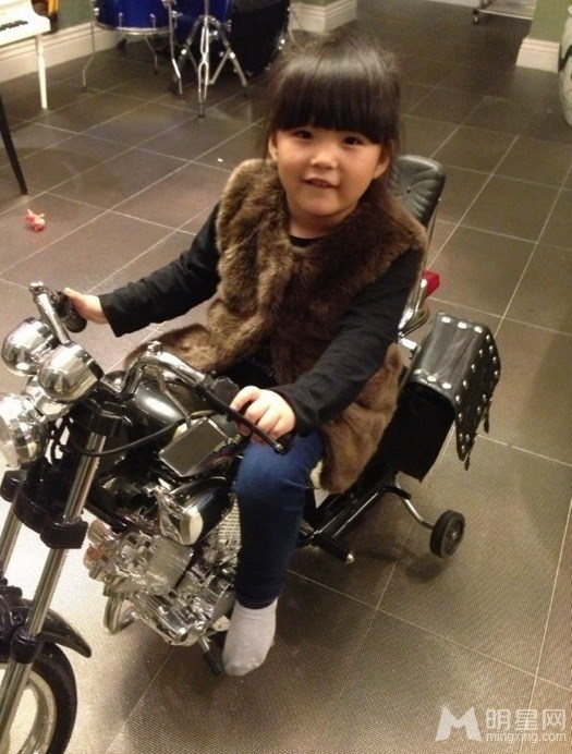 郭涛李湘两家聚会包饺子 石头王诗龄有爱互动