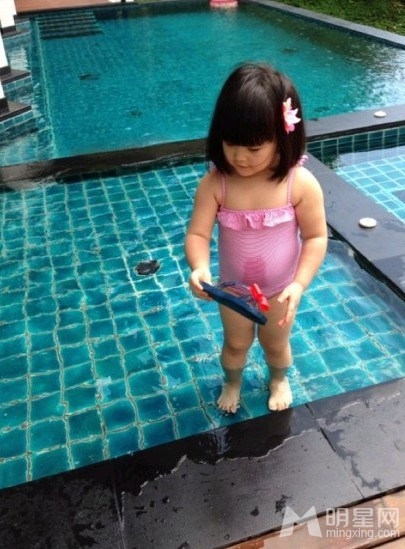 李湘与女儿秀比基尼照