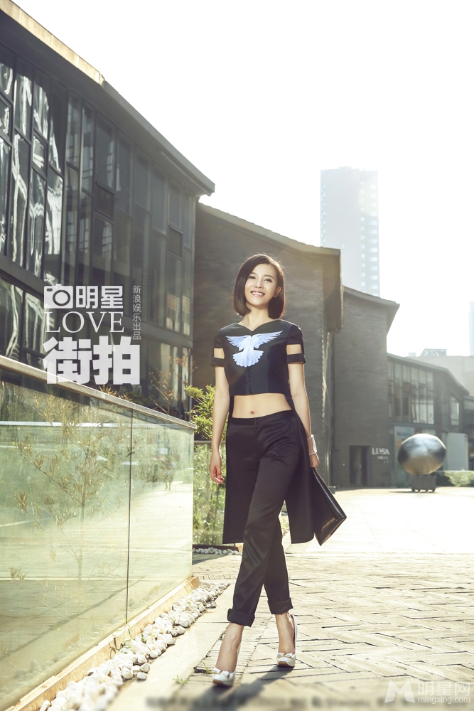 杨子姗时尚街拍曝光 利落短发诠释多维度美