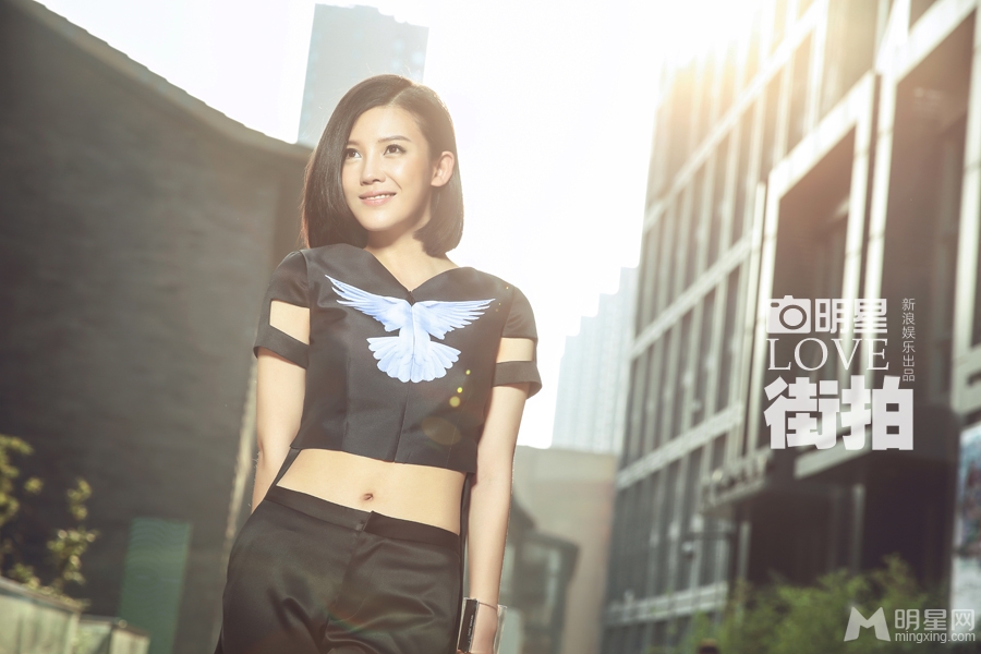 杨子姗时尚街拍曝光 利落短发诠释多维度美