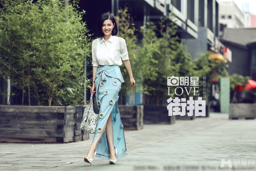 杨子姗时尚街拍曝光 利落短发诠释多维度美