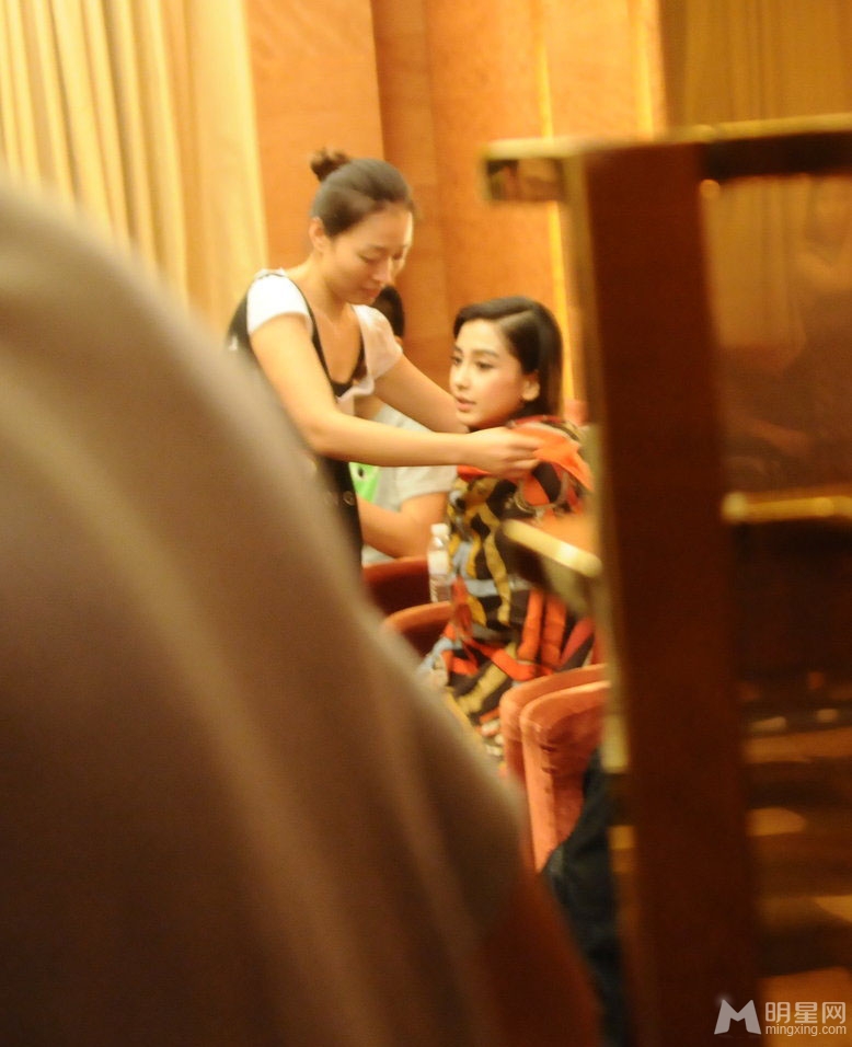 baby与白衣男子握手热聊 围巾遮腿防走光