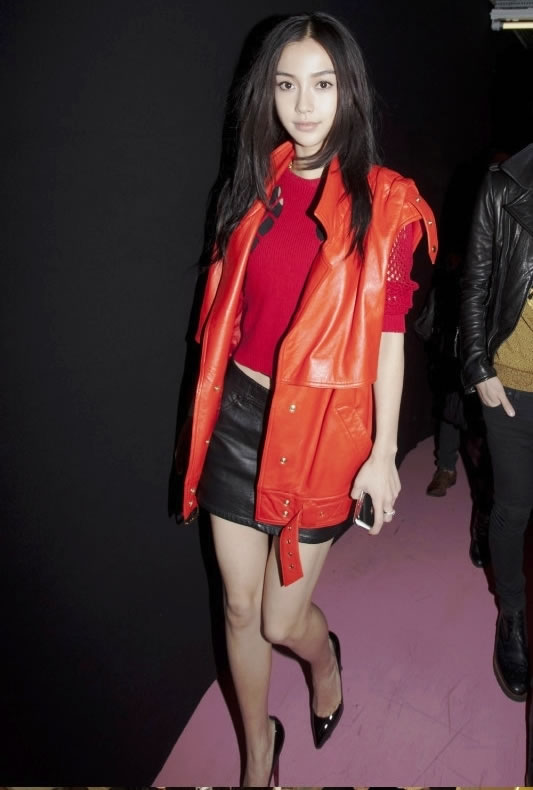 Angelababy巴黎时装周 橙红皮衣配黑皮裙展示美腿
