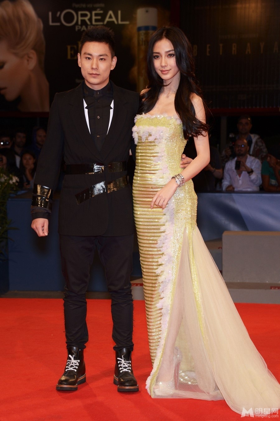 Angelababy黄金片状长裙惊艳亮相太极1首映礼