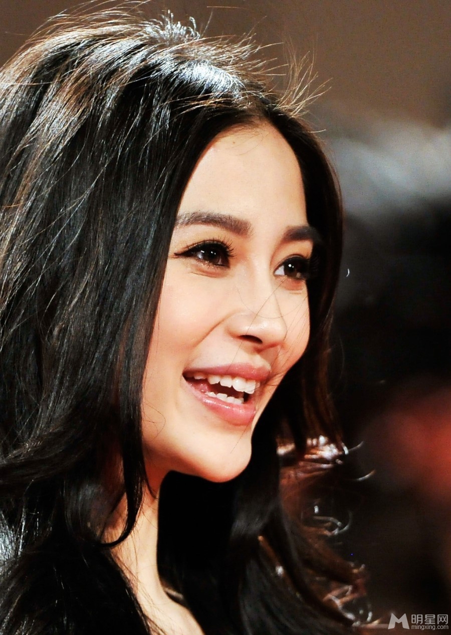 Angelababy黄金片状长裙惊艳亮相太极1首映礼