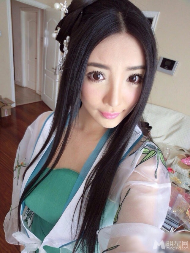 校园惊现翻版杨幂 川音校花泳装爆红