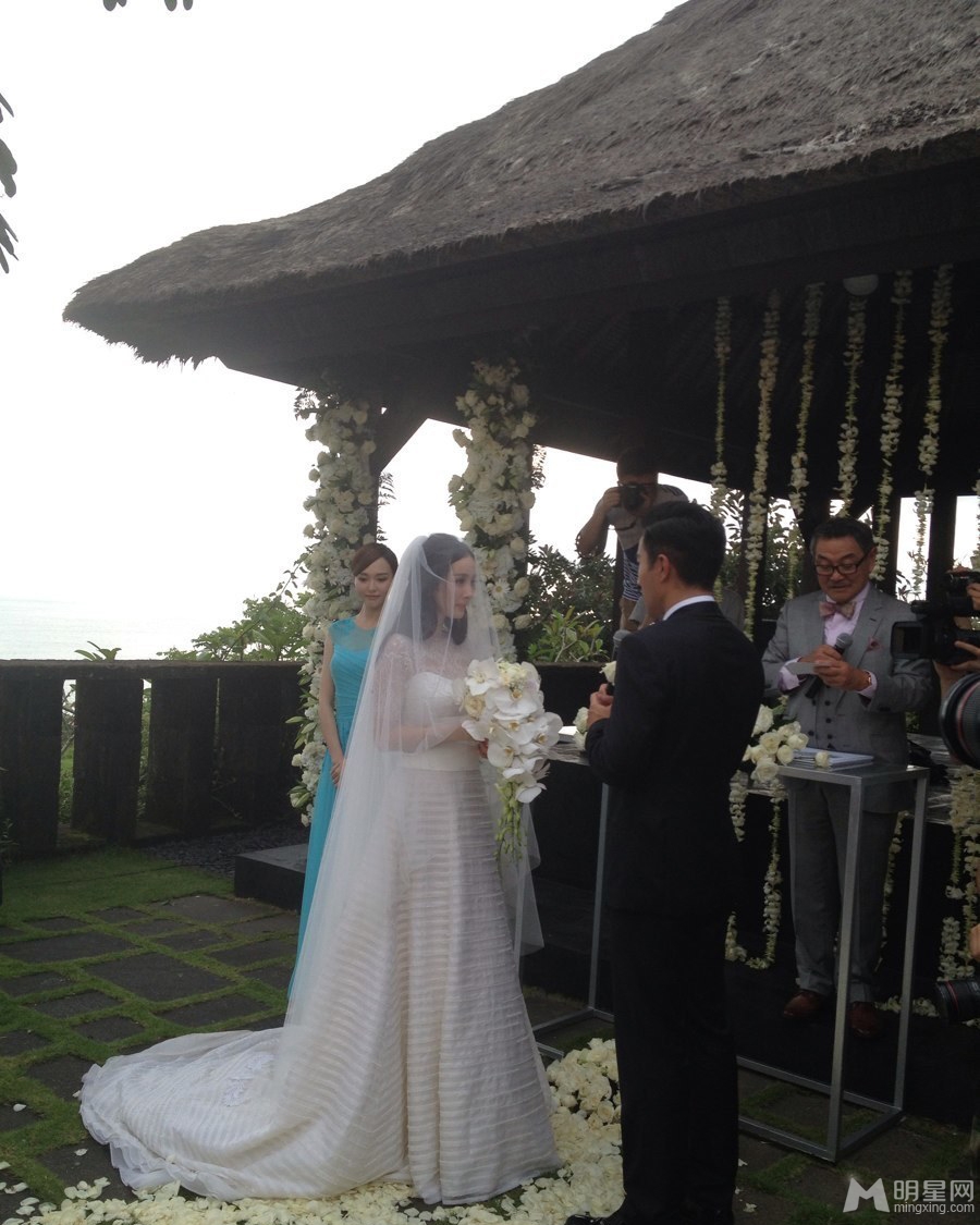 杨幂刘恺威婚礼现场直击 唯美婚纱照曝光