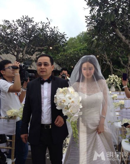杨幂刘恺威婚礼现场直击 唯美婚纱照曝光