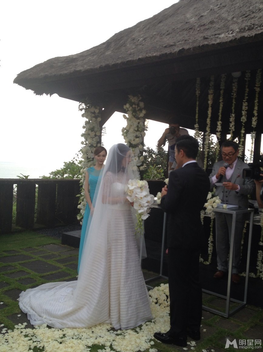 杨幂刘恺威婚礼现场直击 唯美婚纱照曝光