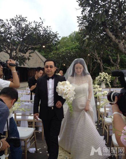 杨幂刘恺威婚礼现场直击 唯美婚纱照曝光