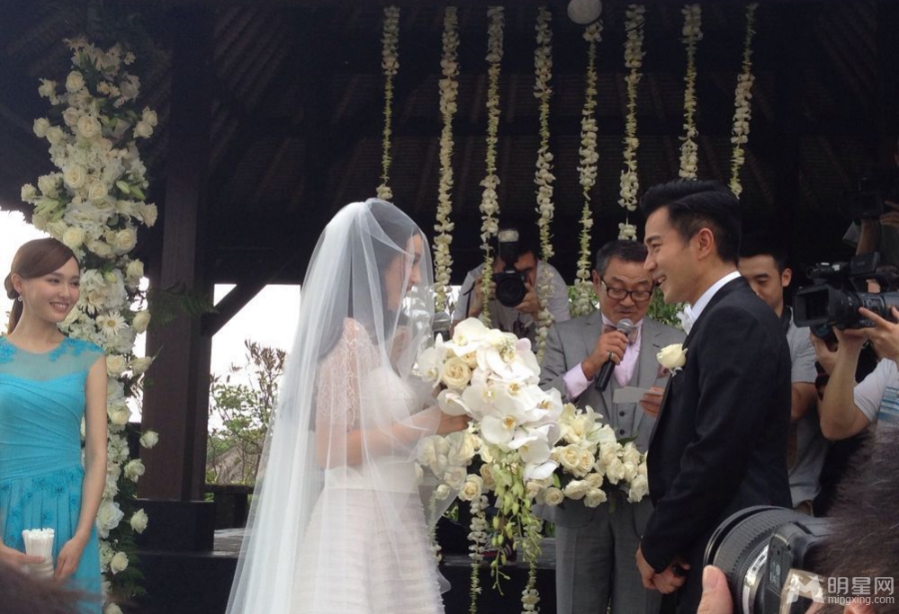 杨幂刘恺威婚礼现场直击 唯美婚纱照曝光