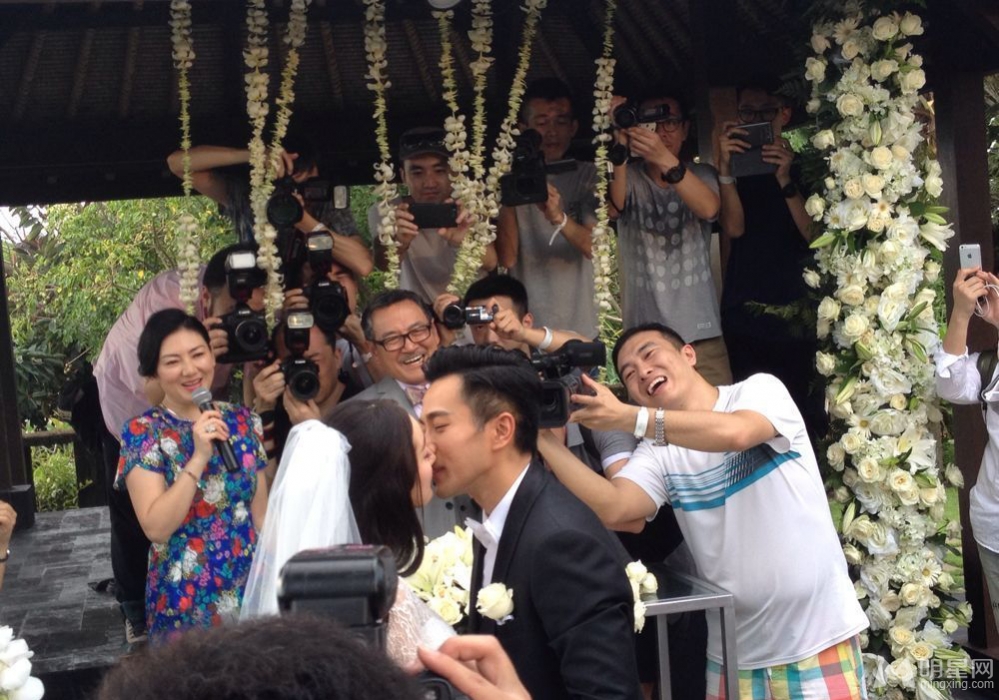 杨幂刘恺威婚礼现场直击 唯美婚纱照曝光