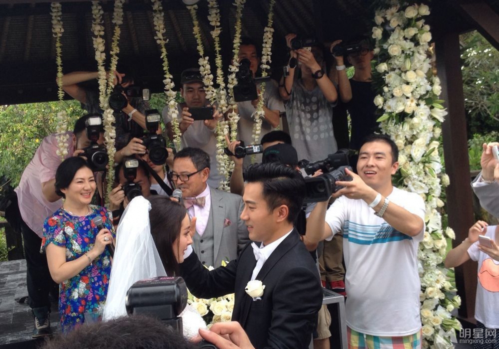 杨幂刘恺威婚礼现场直击 唯美婚纱照曝光