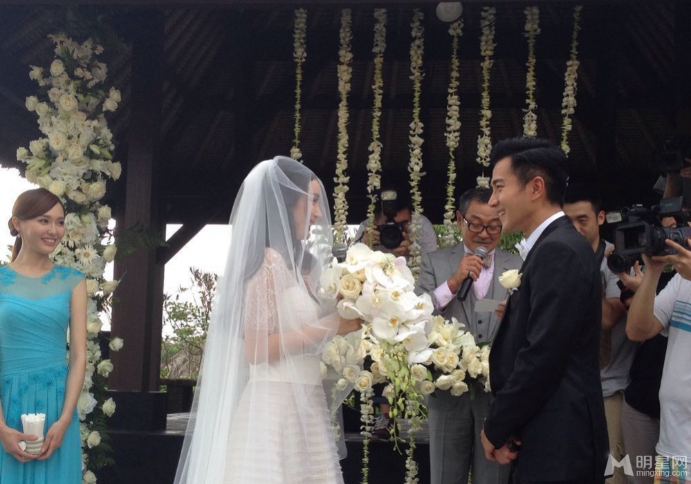 杨幂刘恺威婚礼现场直击 唯美婚纱照曝光