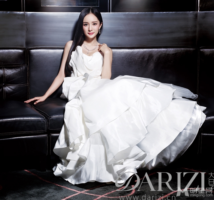 杨幂为大日子杂志拍摄婚纱写真提前当新娘