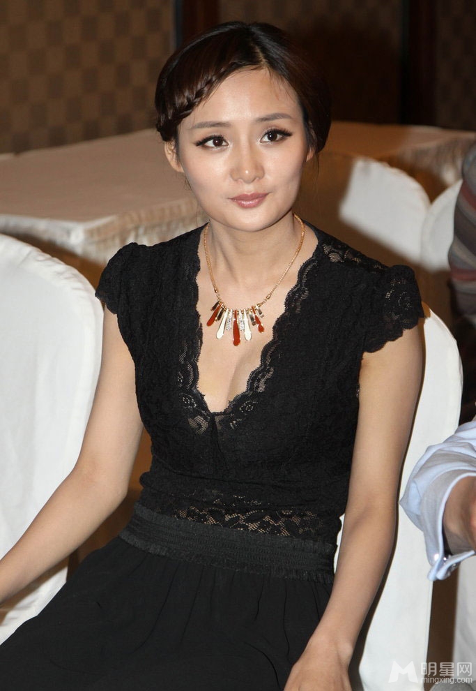 小杨幂黎丹代言捞金 频繁倾身泄乳