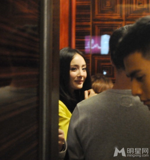 杨幂穿短裤现身 与众人同乘电梯