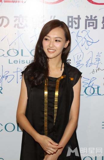 唐嫣性感黑裙现身星光大道 妩媚迷人