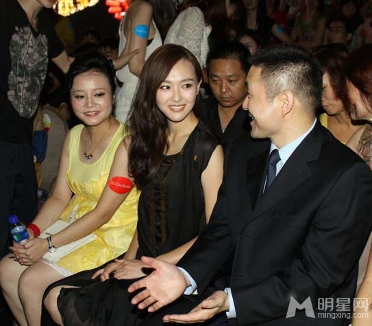 唐嫣性感黑裙现身星光大道 妩媚迷人
