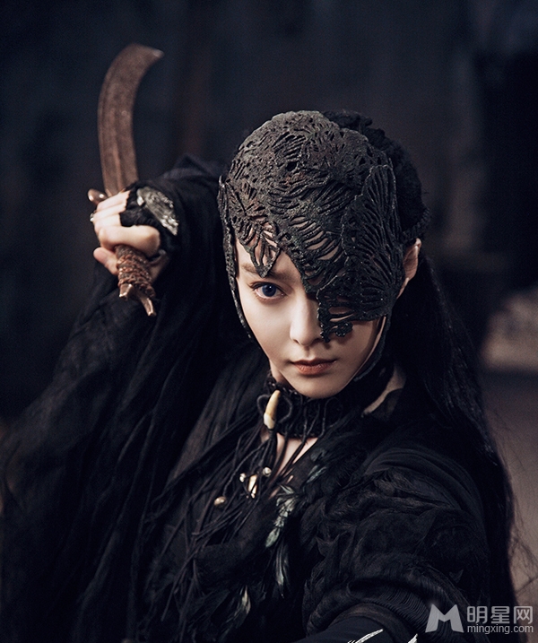 摇滚版白发魔女 武侠混搭打造别样视觉