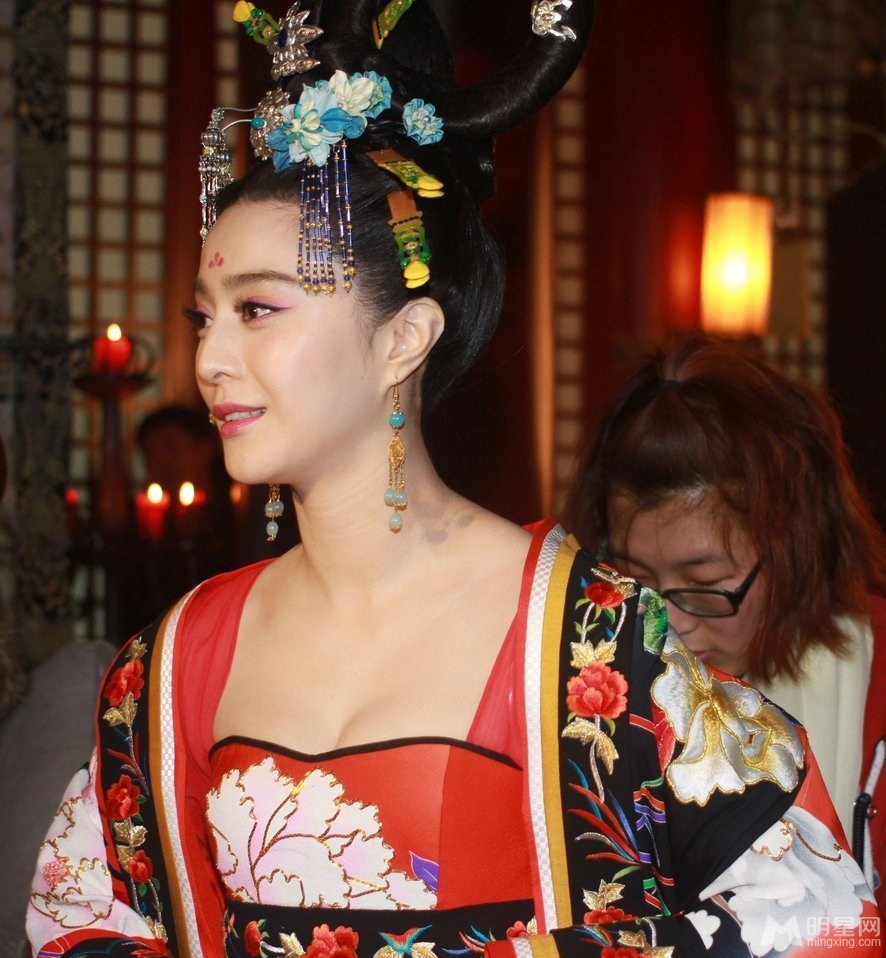 范冰冰武则天最新片场照 专人伺候显大牌