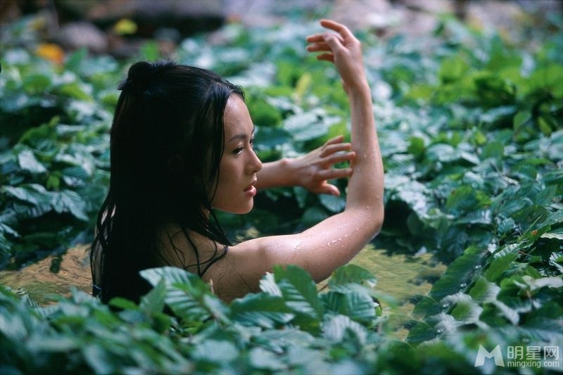 图揭女星为电影袒胸露乳的香艳沐浴瞬间