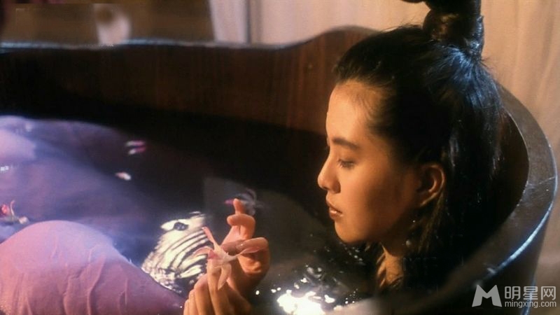 图揭女星为电影袒胸露乳的香艳沐浴瞬间