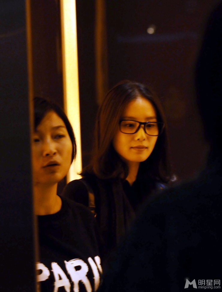 刘诗诗素颜现身 披头散发显憔悴