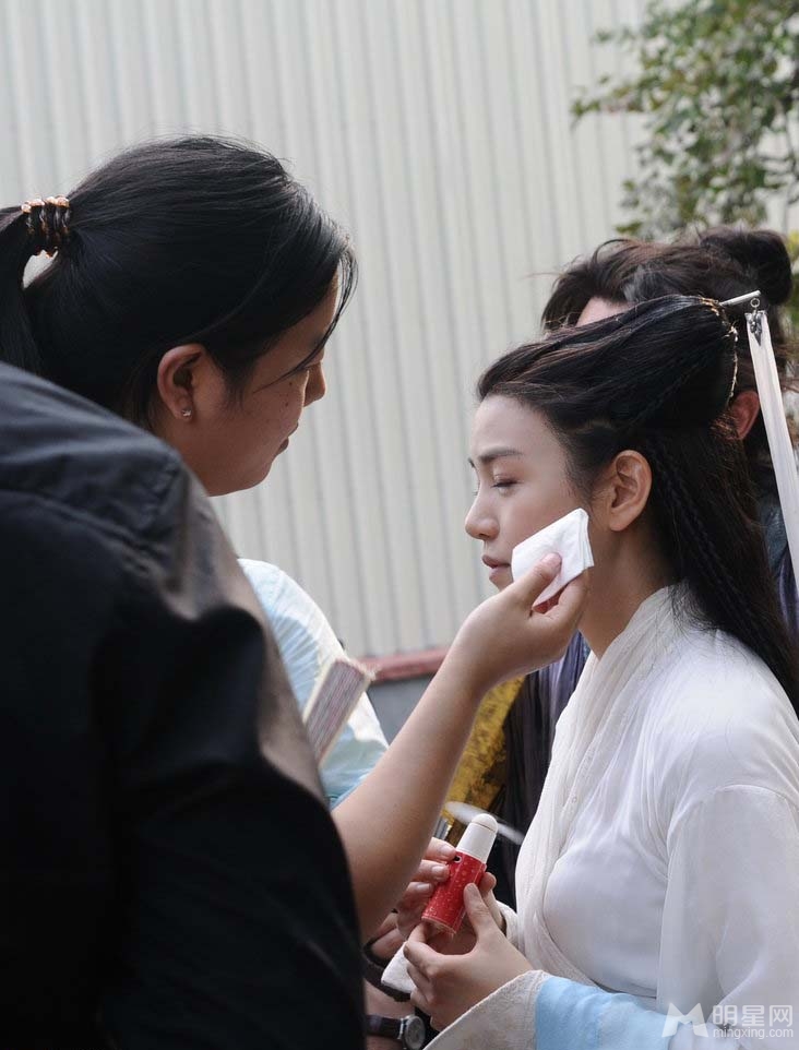 陈妍希新神雕片场照 当众补妆露包子脸