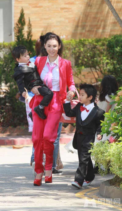 张柏芝携儿子喜气红套装参加弟弟婚礼
