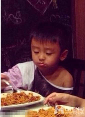 张柏芝与儿子享受美食 拿洋葱搞怪自拍