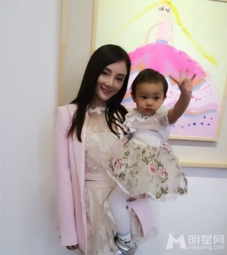 辣妈萌宝亲子装欢乐来袭 李小璐嘟嘴亲女儿